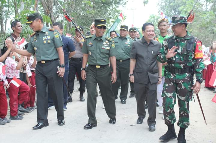 Bupati dan Danrem saat TMMD di Batanghari