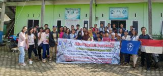 Menyambut Natal, GMKI Cabang Jambi yang dikomando Eko Saputra Marbun, Senin (23/12/2019) bersama para pemuda berbagi di Panti Asuhan 