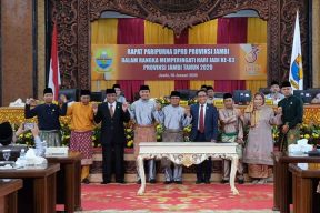 Bupati bersama Gubernur dan Komisi V DPR RI menandatangani MoU Pelabuhan Ujung Jabung dalam Paripurna HUT Ke 63 Provinsi, Senin (06/01/2020)
