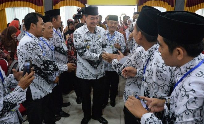 Gubernur Jambi, H Zumi Zola menekankan sangat pentingnya pemerataan tenaga pengajar, sebagai upaya untuk meningkatkan kualitas pendidikan di Jambi
