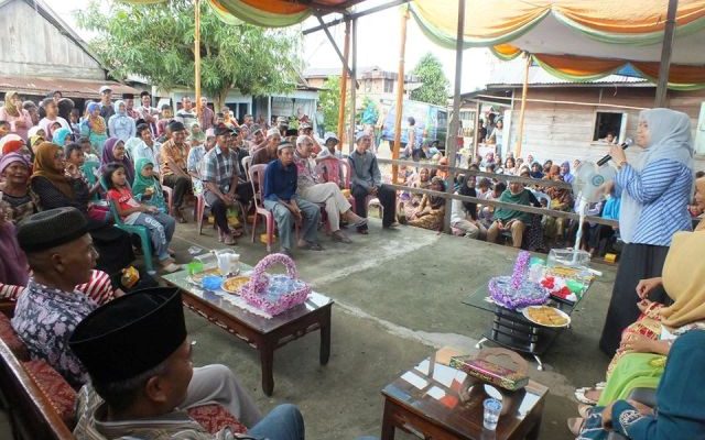 Srikandi Muaro Jambi itu kaget melihat antusias ibu-ibu dalam kegiatan yang digelar di kediaman Tokoh Masyarakat setempat.