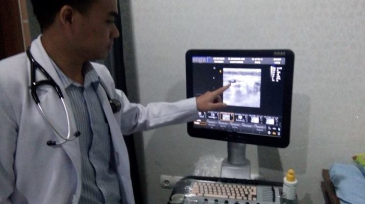 Verry Gunawan Sohan bersama alat kerjanya di Rumah Sakit Bhayangkara di Kota Jambi saat disambangi Dinamikajambi.com. Verry merupakan 1 dari 7 dokter jantung yang ada di Jambi.