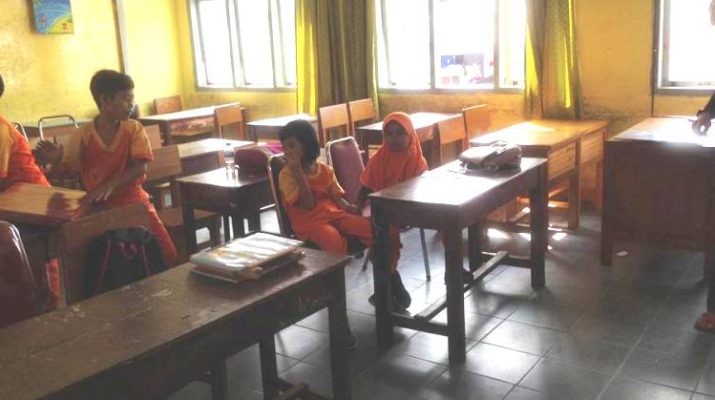 Sekolah favorit di Kota Jambi itu mencuat ke publik. Bukan karena prestasi, tapi karena kekurangan bangku. Dikabarkan, orang tua siswa malah menyumbangkan bangku di SDN 47 Kota Jambi. Foto : para siswa SD