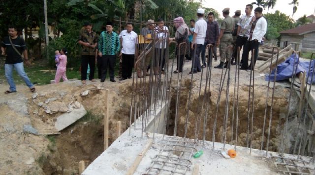 Tinjau Pembangunan Jembatan, Bupati Minta Dipercepat