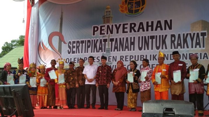 Bertempat di Lapangan perkantoran Bukit Cinto Kenang, Sengeti, Kamis (28/12), Muaro Jambi tuan rumah penyerahan sertifikat secara nasional. 