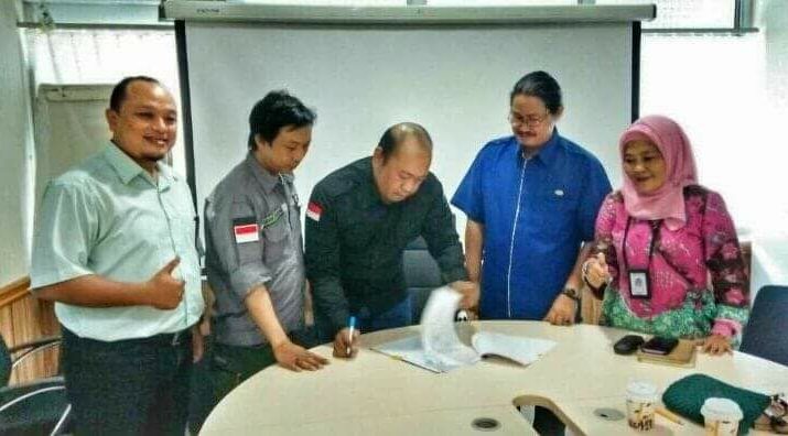 Penanda tanganan Memorandum of Understanding (MoU) antara pihak PT PLN WS2JB dan DPW IWO Sumsel tersebut, langsung ditanda tangani oleh Ketua DPW IWO Sumsel, Sonny Kushardian, yang didampingi Sekretaris DPW IWO Sumsel, Haeru Nasri, dan Bendahara IWO, Anang Fitriansyah, yang disaksikan langsung oleh Kabag Humas PT PLN WS2JB, Rosmalina, serta jajaran PT PLN WS2JB.