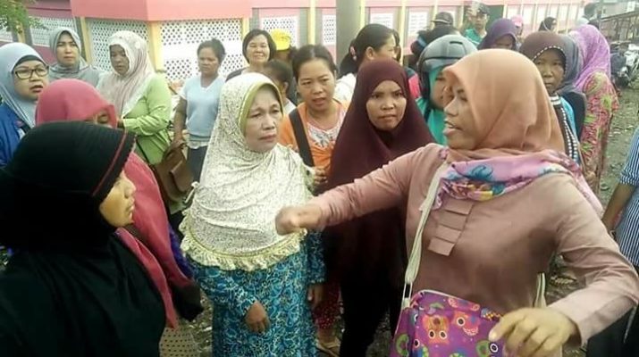 Penertiban Satpol PP Sarolangun di Pasar Singkut, mendapat perlawanan dari PKL. Mereka mengancam bugil. Hal ini turut membuat Ketua DPRD Sarolangun, Saihu angkat bicara, Rabu (03/02/2018). Foto : PKL Singkut.