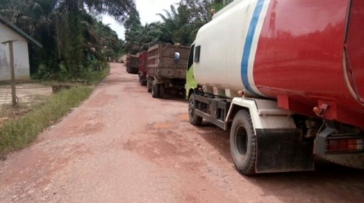 Keluhan masyarakat terhadap PT PAL (Prosympac Agro Lestari) yang sampai sekarang masih menggunakan jalan lingkungan desa, tampaknya bakal berlarut.