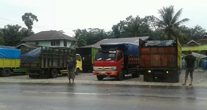 Sopir batubara keluhkan jalan diblokir.Mereka menilai, tindakan yang dilakukan oleh masyarakat dan Lembaga Swadaya Masyarakat (LSM) dinilai tak adil.