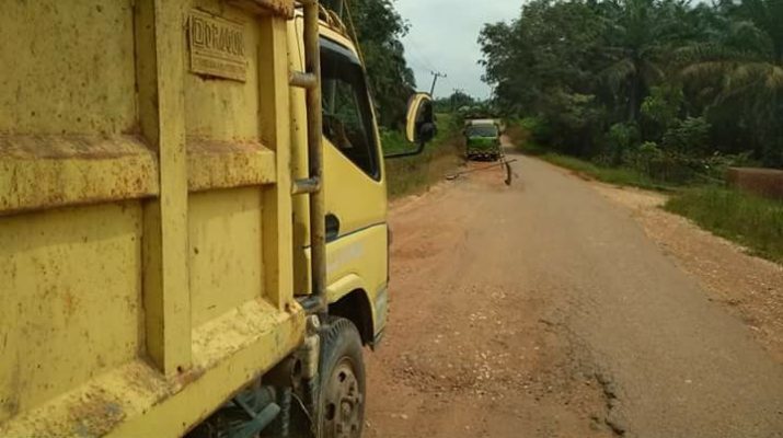 Aksi penutupan jalan warga Desa Petaling, Sabtu (21/04) berlanjut. Mediasi blokir jalan Petaling yang di gelar, sempat berlangsung tegang.