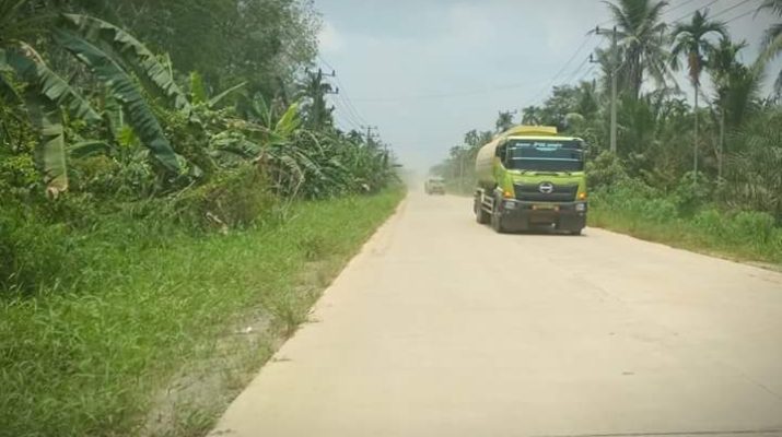 Mobil besar membawa CPO PT Prosympac Agro Lestari diprotes warga, Jumat (14/09/2018). Protes lantaran mobil tak pantas melewati jalan dengan tonase rendah. Foto : Mobil CPO melintas jalan Desa Sungai Gelam, Kabupaten Muaro Jambi.