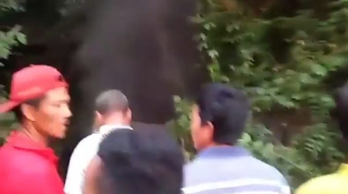 Dinamika Jambi Berita Jambi Truk Batubara didorong ke jurang, lalu dibakar warga di Batanghari menghebohkan publik. 