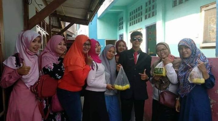 Tampil beda dengan stelan bak pejabat mengenakan jas dan kacamata, penjual tahu ini viral di jejaring media sosial dan berhasil menarik pembeli