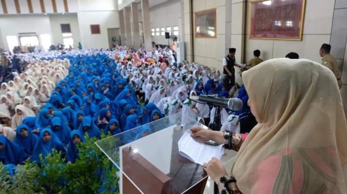 Peringatan Hari Santri Nasional ke 4 yang berlangsung di Lapangan Also Dano, Sengeti, menyiratkan kisah perjuangan santri di pondok pesantren