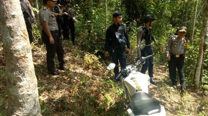 Hendak pulang ke Batanghari, seorang polisi malah kena begal di Desa Rangkiling Simpang, Kecamatan Mandiangin, Kabupaten Sarolangun, Kamis (29/11/2018) pagi sekitar pukul 07.00 Wib. Foto : Motor polisi yang ditinggal