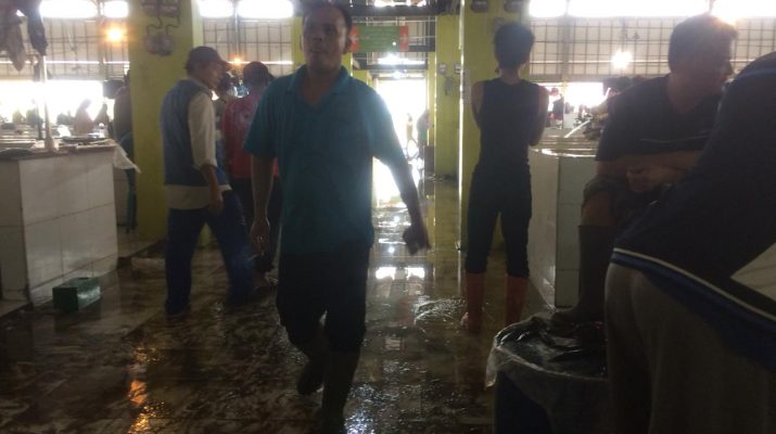 DINAMIKA JAMBI Beberapa hari mulai beraktivitas pasar angso duo yang baru sudah tergenang air. Selain itu, airnya pun tidak lancar.