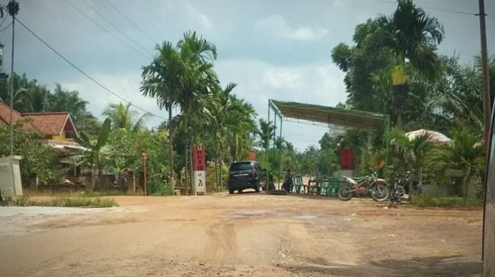 Sejumlah warga dari 2 desa, memblokir jalan poros Desa Sido Mukti, Kecamatan Sungai Gelam. Hingga Sabtu (1/12) warga tampak masih menutup akses utama menuju PT Prosympac Agro Lestari (PT PAL) itu