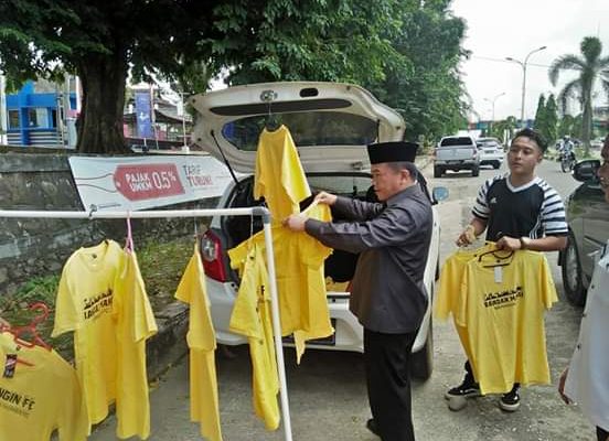 Bupati melihat kaos bola dan memborong dagangan Zikwan