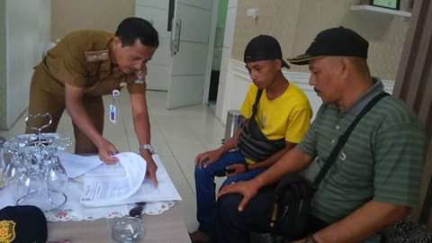 Gara-gara buang sampah, warga Kota Jambi dikenai denda Rp 3juta oleh Pemerintah Kota Jambi. 2 warga itu disebut melanggar Perda 08 tahun 2013