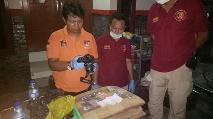 Seorang pria yang merupakan penghuni kost di daerah Jakarta Barat ditemukan tewas. Tepatnya di Jalan Kyai Haji Mas Mansyur Gang Beo Kelurahan