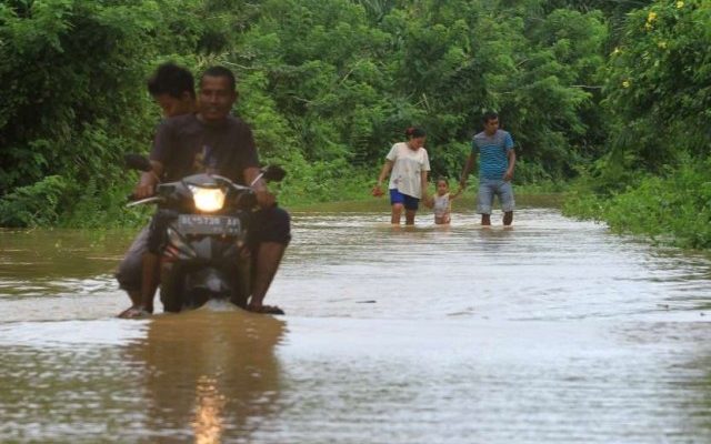 Dilanda hujan deras, aliran sungai mulai meluap. Dampaknya sejumlah tempat mulai masuk, beberapa rumah di Limbur Merangin pun terendam banjir