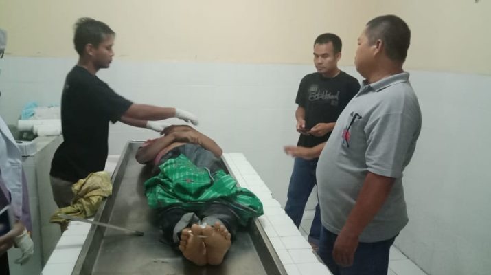 Cekcok dengan istri, Ansori alias Aan (35) meregang nyawa usai dikejar Ketua RT, Amrun (46) Sabtu (23/3/2019) sore depan Mushola Nurul Iklas, Desa Lubuk Bumbun, Kecamatan Margo Tabir, Kabupaten Merangin. Foto : Jenazah Ansori.