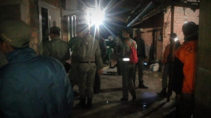Diduga Selingkuh sama Polisi saat suami dinas luar, Wanita Ini Diamankan Warga. Beruntung oknum tersebut tidak dihakimi massa saat digrebek.