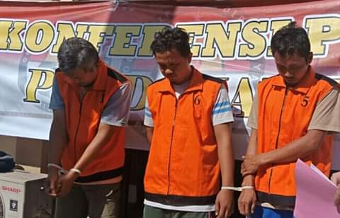 Pelaku pengolahan Bahan Bakar Minyak ditangkap. Pelaku pengolahan BBM hasil ilegal drilling di Desa Kilangan, Tempino, Batanghari diringkus