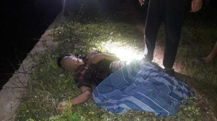 Petani asal Takalar, Manra menikam selingkuhan istrinya, Kasim hingga tewas. Ini setelah, Ia pergoki istrinya telanjang dengan pria lain.