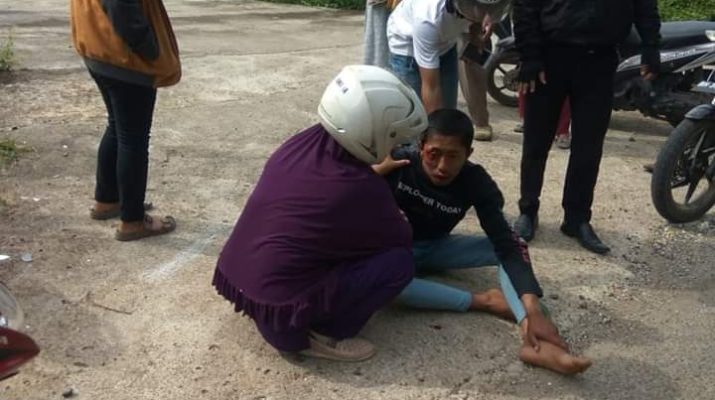 Jalan baru Simpang MAN Kelurahan Teratai, Muara Bulian, Jumat (5/4/2019) rusak. Kerusakan itu membuat 2 remaja tersungkur lantaran lubang terlalu banyak. Salah satu remaja dibantu warga, tampak kesakitan