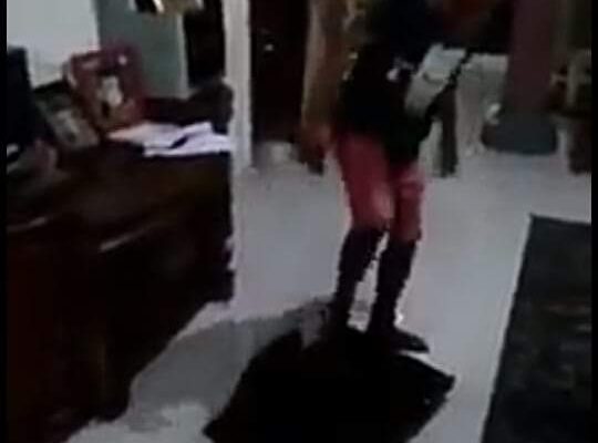 Kecewa Pilpres, warga nekat banting tv. Rekaman video aksi tersebut, viral di media sosial Rabu (17/04/2019) usai Pemilihan Umum 2019