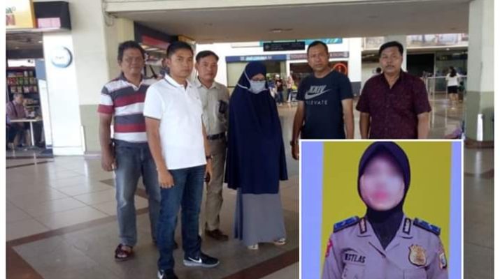 Polisi mengungkap identitas perempuan diduga berpaham radikal bernama Nesti Ode Samili. Terduga radikal yang ditangkap di Bandara Juanda ternyata adalah polwan.
