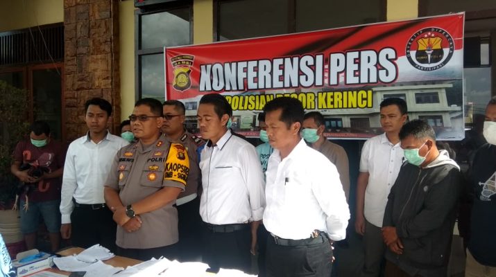 Kapolres Kerinci, AKBO Dwi Mulyanto, Senin (17/6/2019) memaparkan penangkapan judi sabung ayam. Ada 11 orang tertangkap dengan BB uang belasan juta dan 4 mobil serta 67 motor.