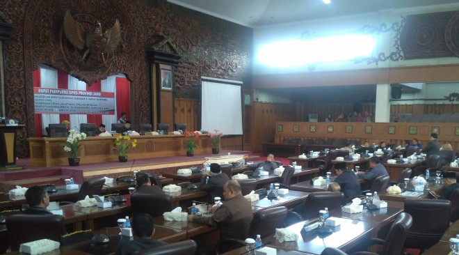 Pada agenda Rapat Paripurna DPRD Provinsi Jambi sepi, Selasa (25/6) tampak hampir sebagian kursi anggota dewan tak terisi alias kosong.