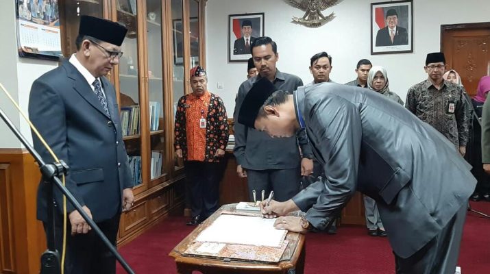 Sekda Provinsi lantik pejabat Eselon III & IV. Dari 12 Pejabat itu, salah satunya yakni mantan wakil Bupati Muaro Jambi dan menantu dari HBA.