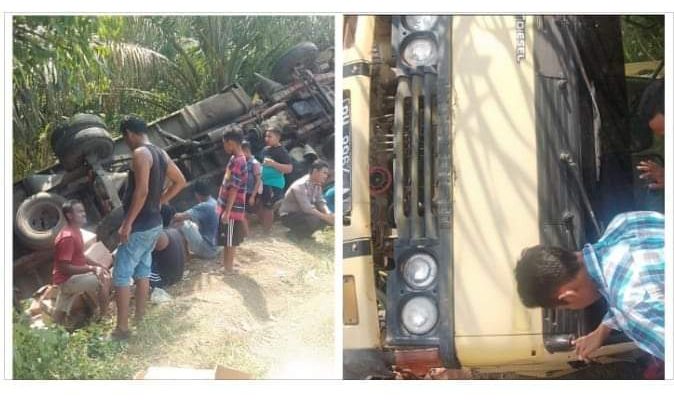 Lakalantas tunggal di Jalan Lintas Sumatera, Kecamatan Pamenang pada Kamis (25/08/2019) itu membuat truk terguling. Diduga sopir banting stir