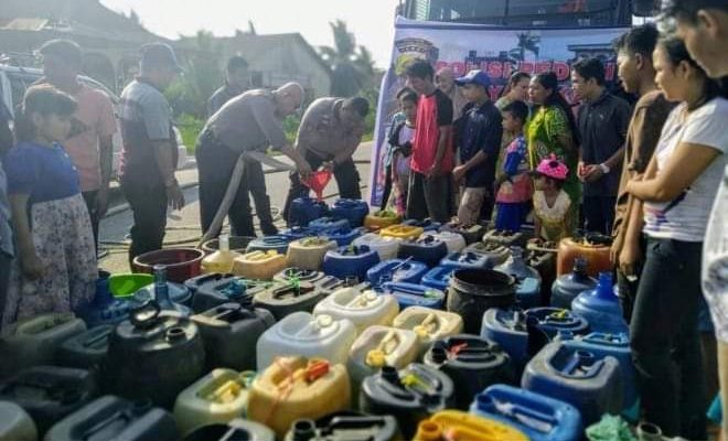Musim kemarau membuat sumur dan sumber air lainnya mengering. Warga Kabupaten Tanjung Jabung Barat, Provinsi Jambi, Jumat (16/08/2019) terpaksa membeli air galon demi memenuhi kebutuhan sehari-hari.