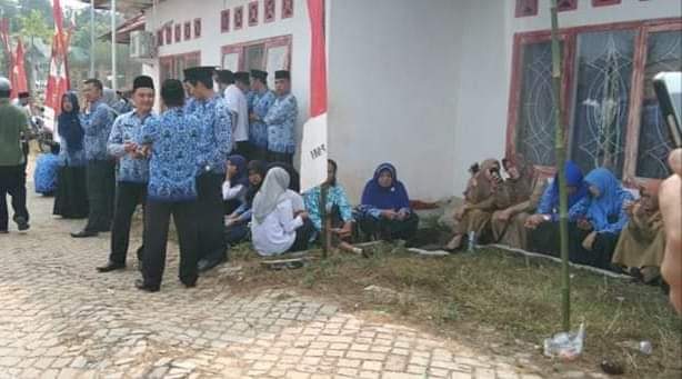 Sejumlah foto para ASN di Kabupaten Sarolangun tak mengikuti upacara, membuat geram. Tak hanya itu, para ASN juga nongkrong di kantin saat upacara HUT ke 74 RI, Sabtu (17/08/2019).