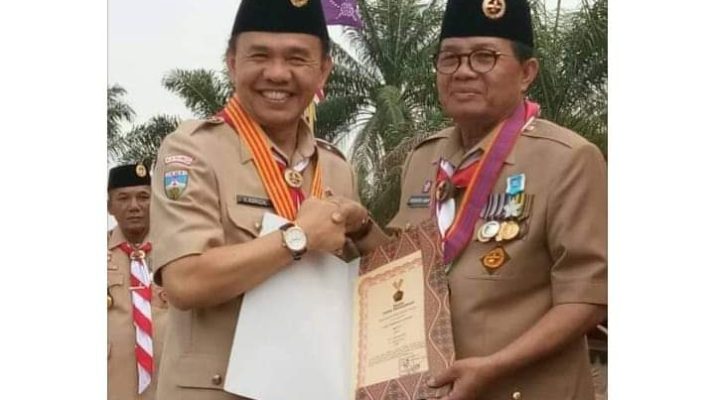 Bupati Adirozal menerima langsung penghargaan dari Gubernur Jambi, Fachrori Umar, Rabu (21/08/2019) atas kepedulian pada Pramuka.