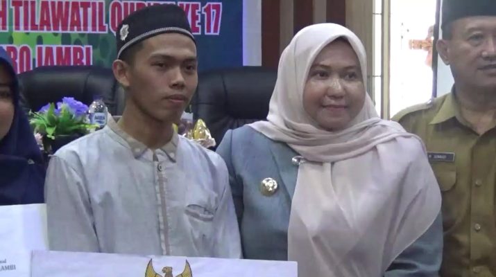Zainaba Jumrinata, Santri Muaro Jambi yang berhasil Lulus kuliah di universitas ternama Al-Azhar Kairo Mesir, mendapatkan bantuan dari Bupati, Selasa (27 / 2019) di Ruang Pola Rumah Dinas Bupati.