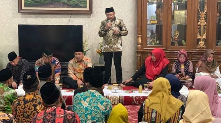 Bupati saat dzikir bersama di Rumah Dinas Bupati di Kawasan Ancol, Sarolangun. Ajenk Fikri