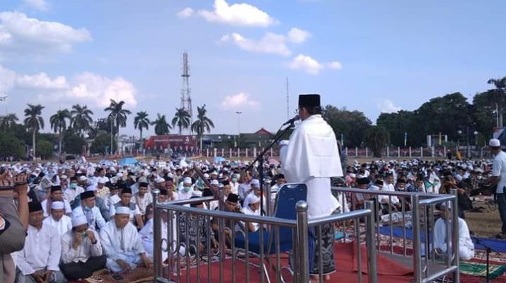 Saat Masyarakat dan Pemprov gelar shalat istisqo, meminta hujan yang digelar di Halaman Kantor Gubernur Jambi, Kamis (22/08/2019) siang sekitar pukul 16.00 Wib. Tampak Fachrori di mimbar. Foto : Novan/DinamikaJambi.com