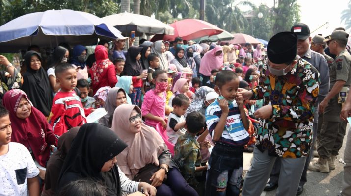 Fachrori datangi penonton pawai dan berikan masker, Minggu (18/08/2019)