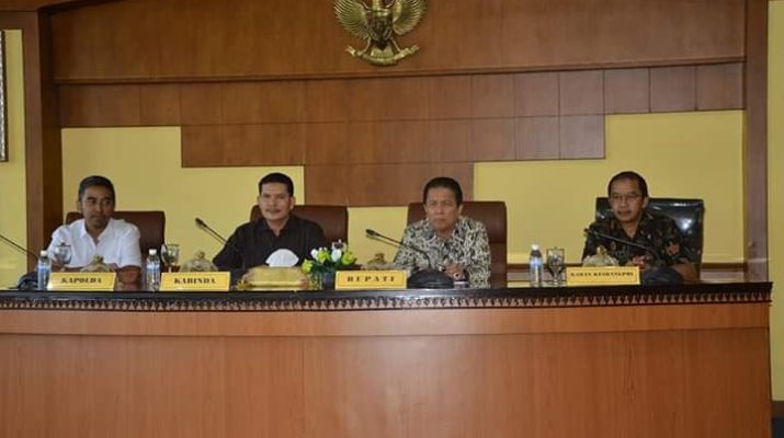 Sosialisasi Pedoman Kerja Tentang Penyelenggaraan Sistem Peringatan Dini Secara Terpadu Dalan Penanganan Konflik Sosial di Kabupaten Batang Hari Tahun 2019 yang dilaksanakan di Ruang Pola Kantor Bupati Batang Hari pada Kamis (29/08/2019) pagi.
