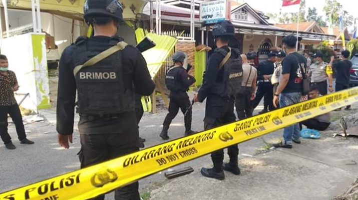 Ledakan keras mirip bom di Tungkal Ilir, Kabupaten Tanjab Barat, Provinsi Jambi, Minggu (18/08/2019) pagi. Kapolres turun langsung ke lokasi. Tampak anggota brimob berada di lokasi. istimewa