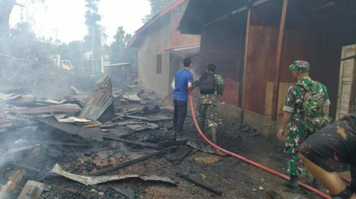 Kebakaran Kamis (22/08/2019) pagi di Desa Tanjung, Kecamatan Batin VIII, Kabupaten Sarolangun, menghanguskan 2 unit rumah. Salah satunya habis, rata dengan tanah. Petugas Damkar tampak menyiramkan api dari 2 unit mobil yang dikerahkan.