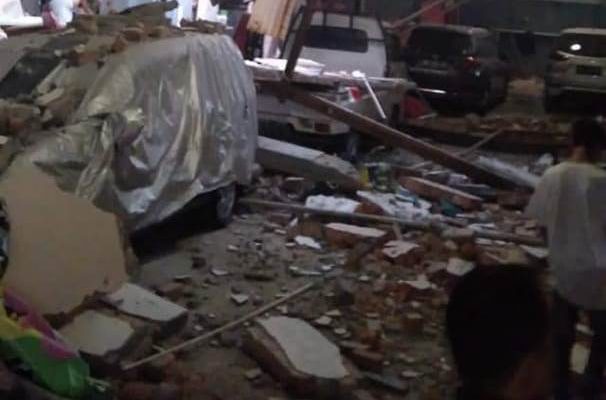 Warga Tungkal Ilir dibuat kaget adanya suara keras mirip bom, Minggu (18/08/2019). Bangunan 2 tingkat rusak, 2 warga dilarikan ke rumah sakit di Jambi