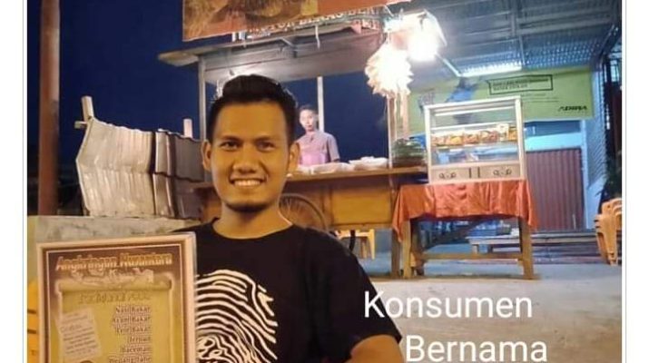 Warga Merangin yang bernama Agus mendapatkan makan dan minum gratis di Angkringan Nusantara, Rabu (14/08/2019) malam.