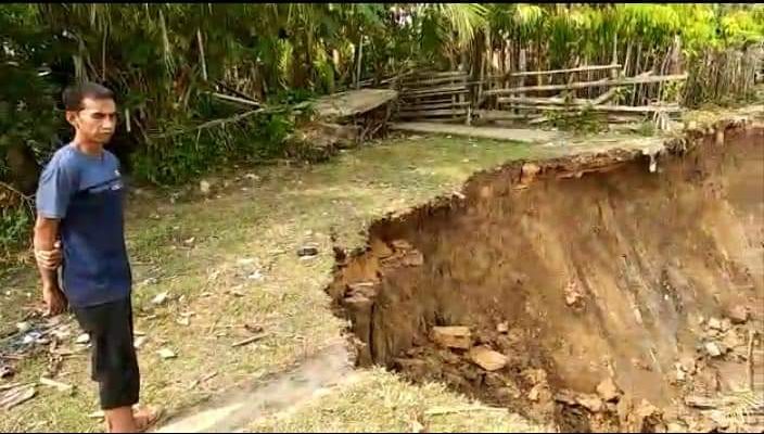 Tebing desa di Sekernan, Kabupaten Muaro Jambi amblas di musim kemarau. Akibatnya, longsor memutus akses jalan warga, Kamis (8/8/2019)