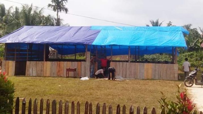 Kekurangan ruang belajar, wali murid di SDN 310/VI Tunggul Bulin, Tabir Ilir, Merangin, bangun kelas darurat. Foto : Istimewa
